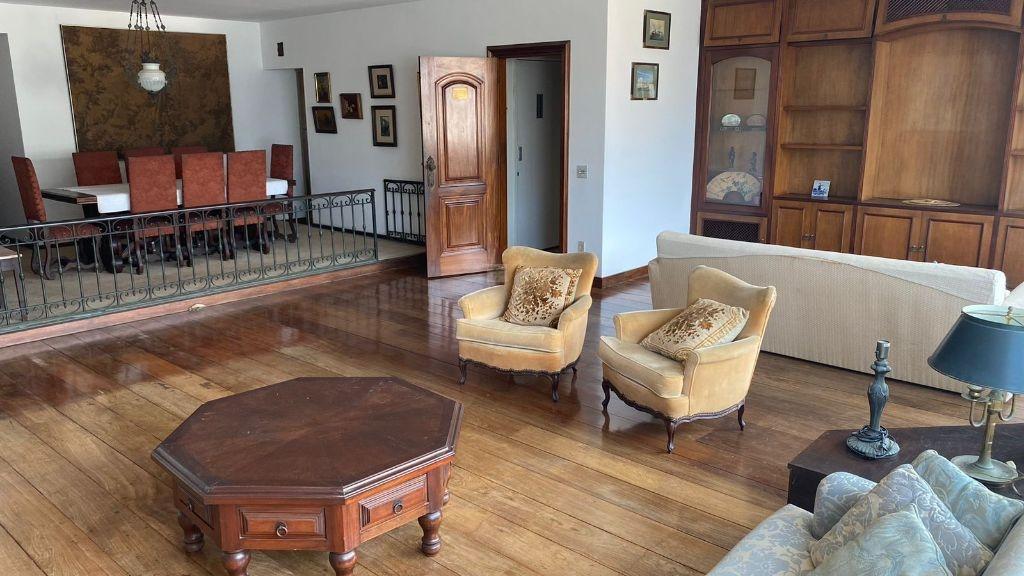 Amplo apto. de 4Qtos Suíte a duas quadras da praia mais famosa do mundo