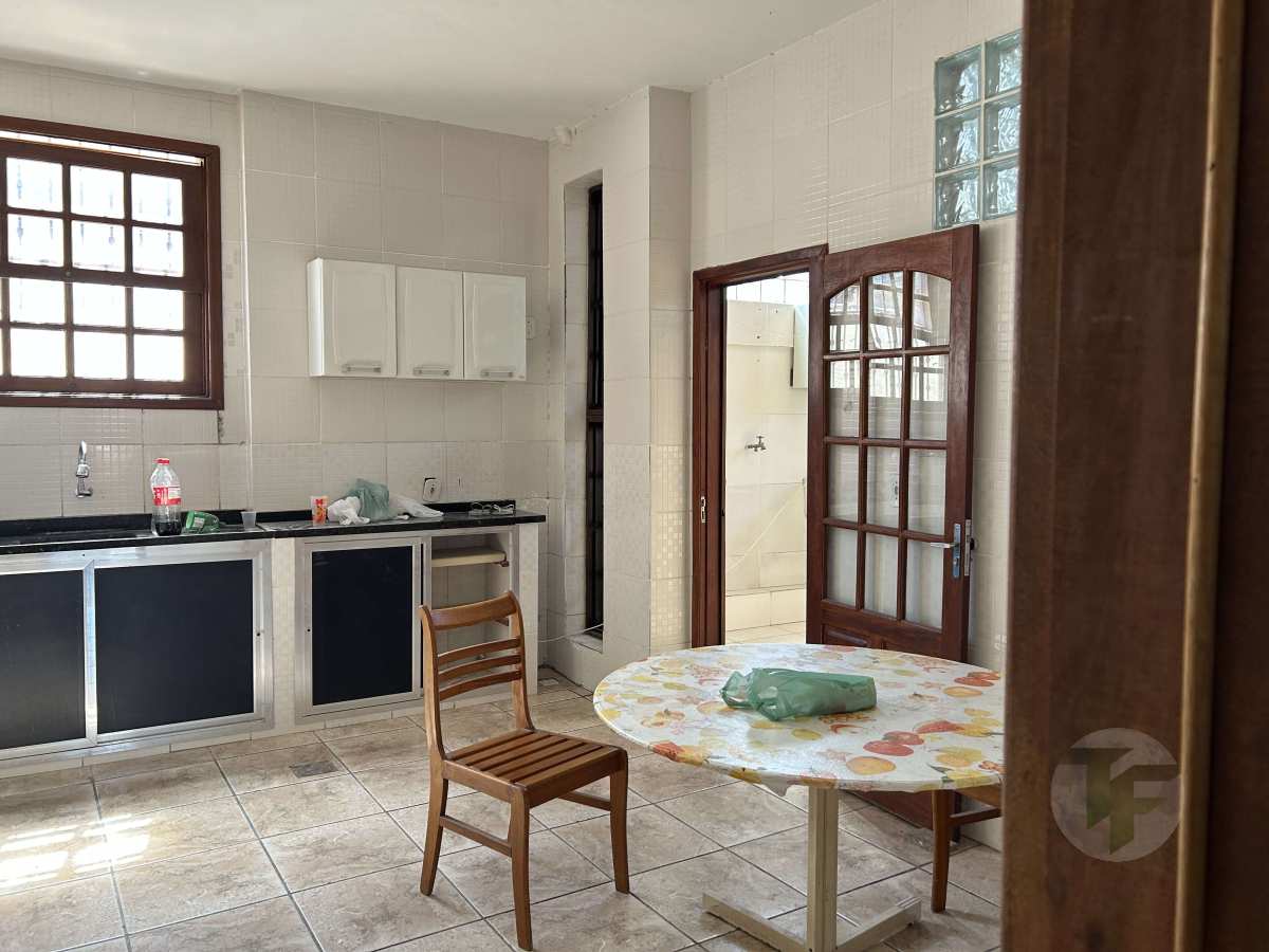 Casa à venda, com 5 quartos, 367m²