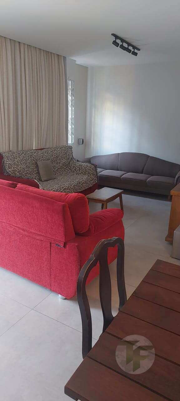 Excelente casa em rua residencial de 4Qtos e 5 vagas - TF Consultoria & Gestão de Imóveis